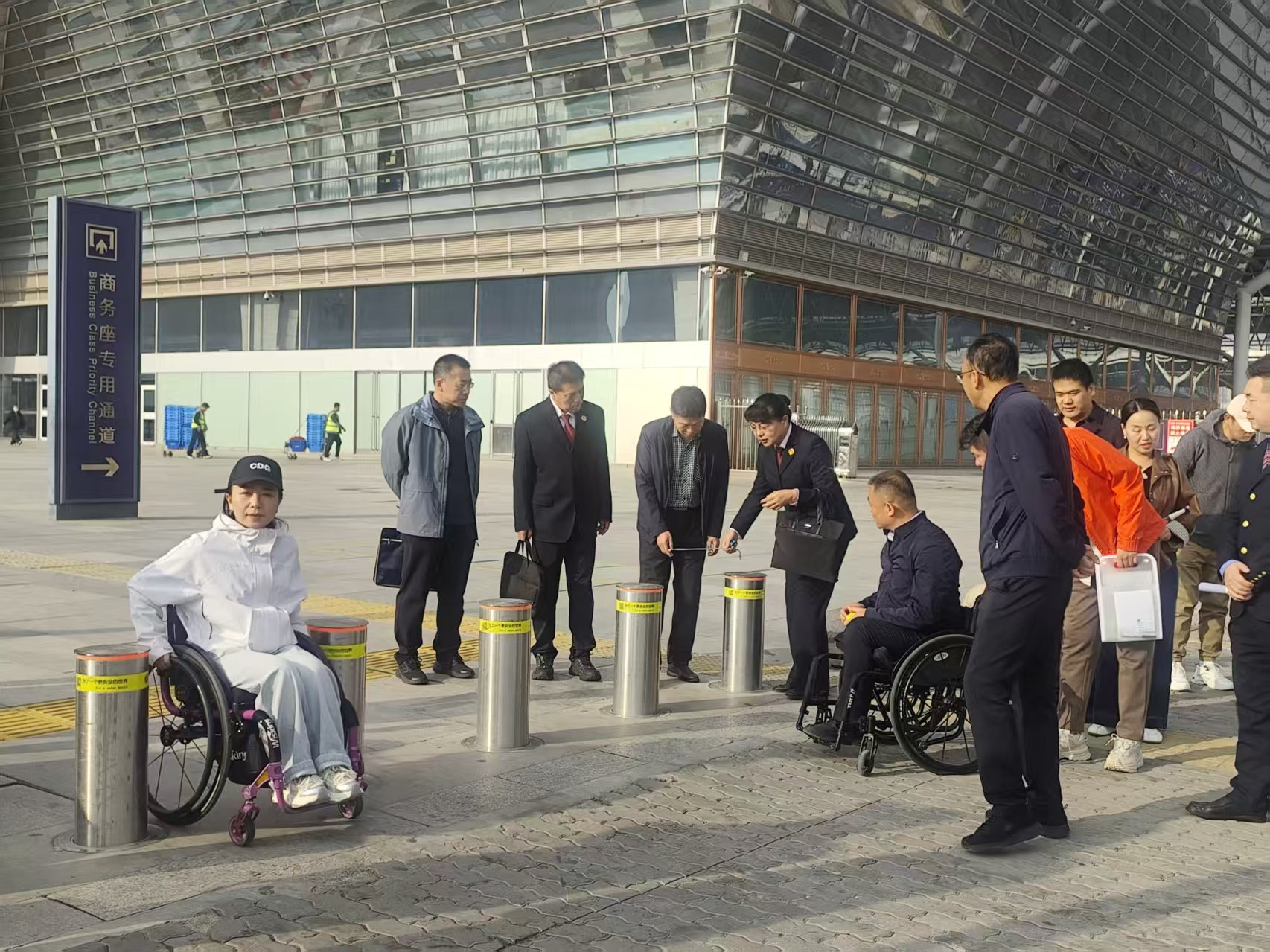 图为督导队进行无障碍环境建设专项检查现场